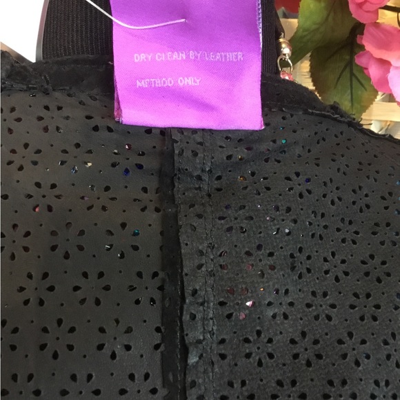 💖🌸 See new listing 🌺💜 Suzanne Somers Black Laser Cut Leather Cape Poncho - Picture 13 of 15